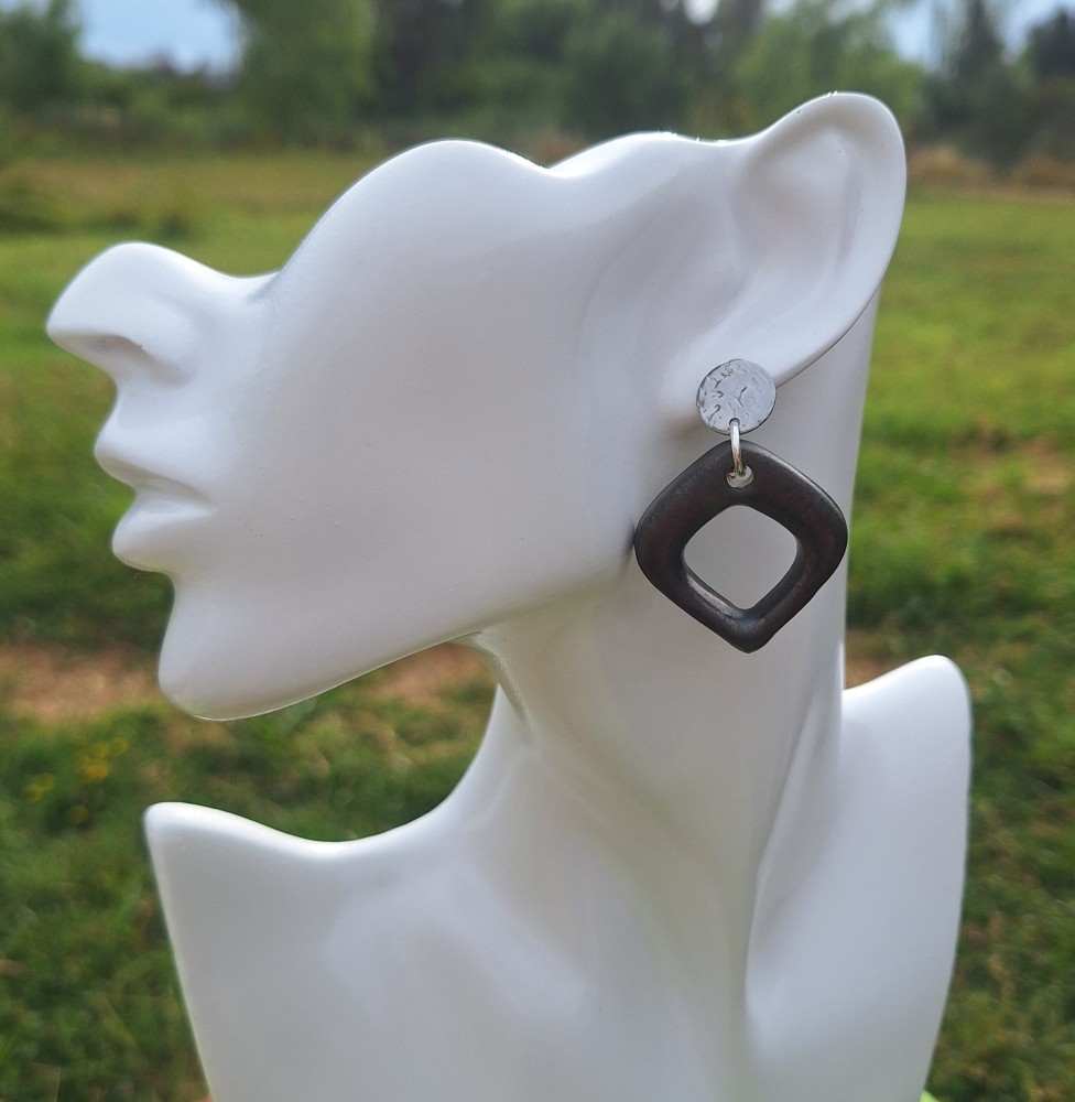 Aros y colgante geométricos negro perlado