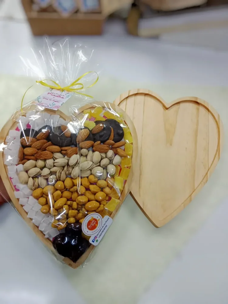 Tabla madera forma corazón + mix frutos secos