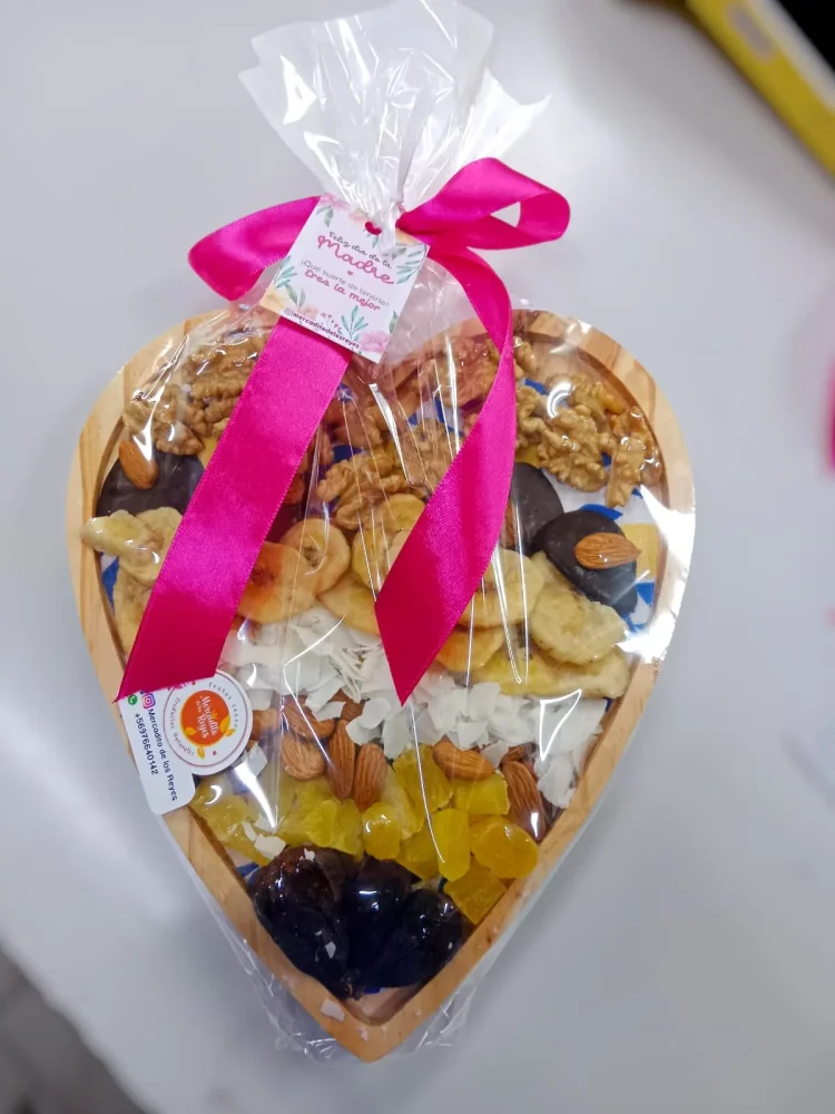 Tabla madera forma corazón + mix frutos secos