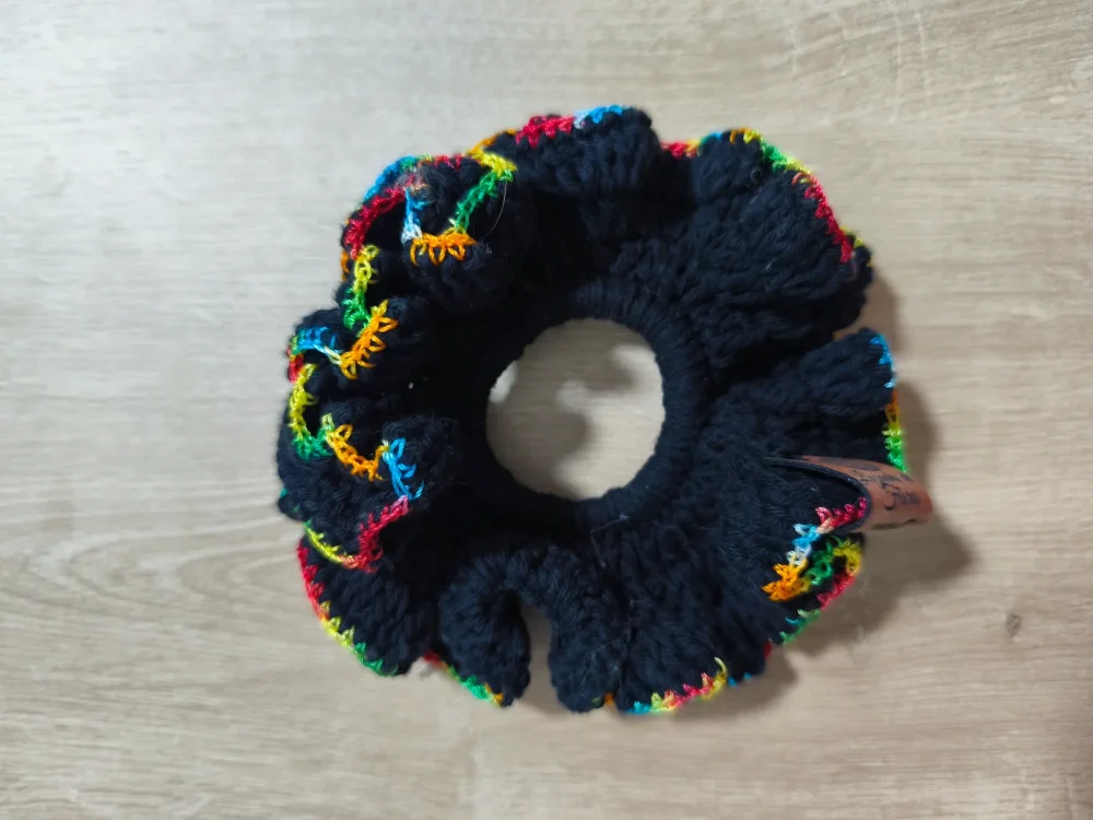 Scrunchie negro con borde color