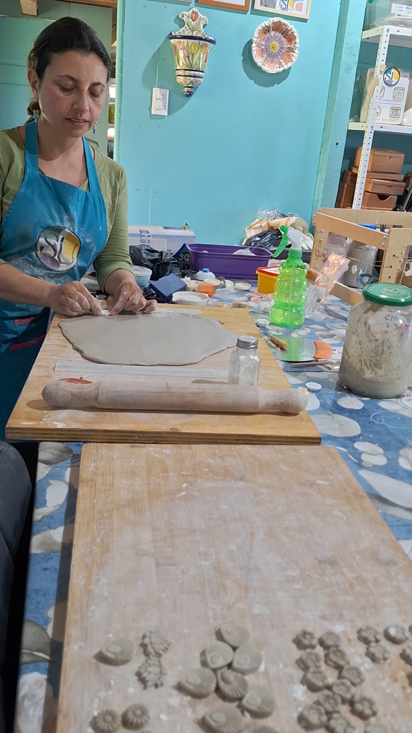 Taller de creación de aros de cerámica ( modelado, horneado y pintura)