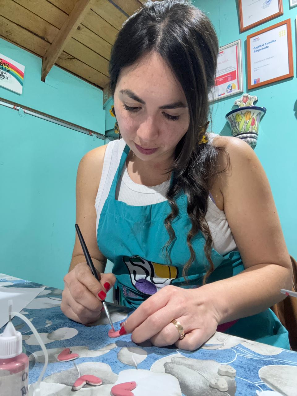 Taller de creación de aros de cerámica ( modelado, horneado y pintura)